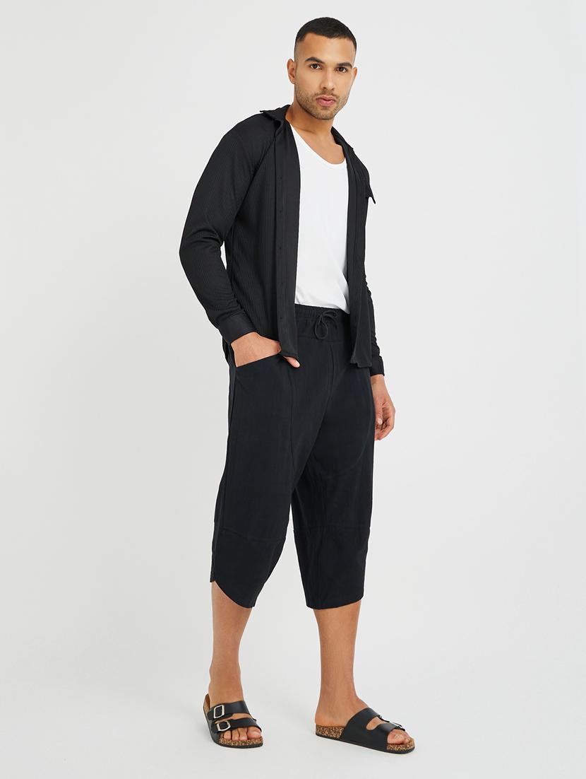 men black solid mid rise three - fourth shorts - 21971515 - Standard Image - 3