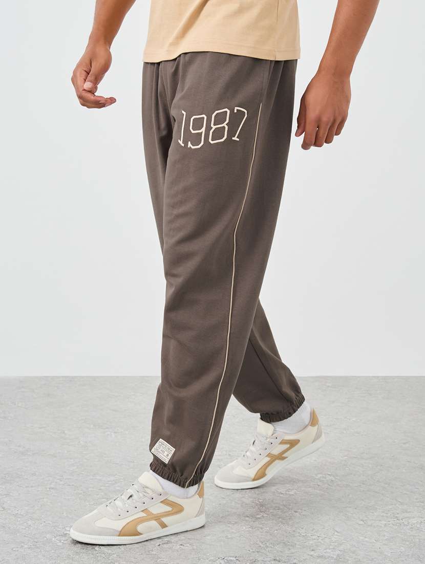 men typographic mid rise relaxed fit jogger