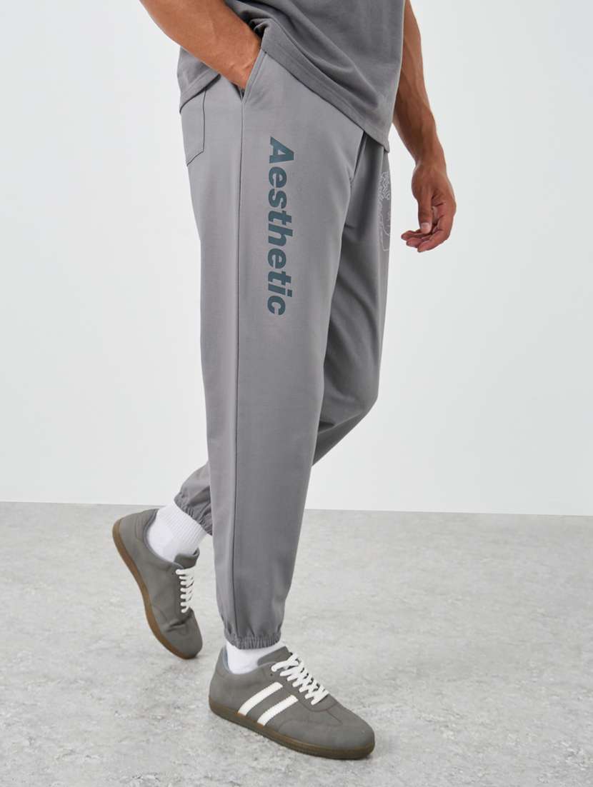 men typographic mid rise relaxed fit jogger
