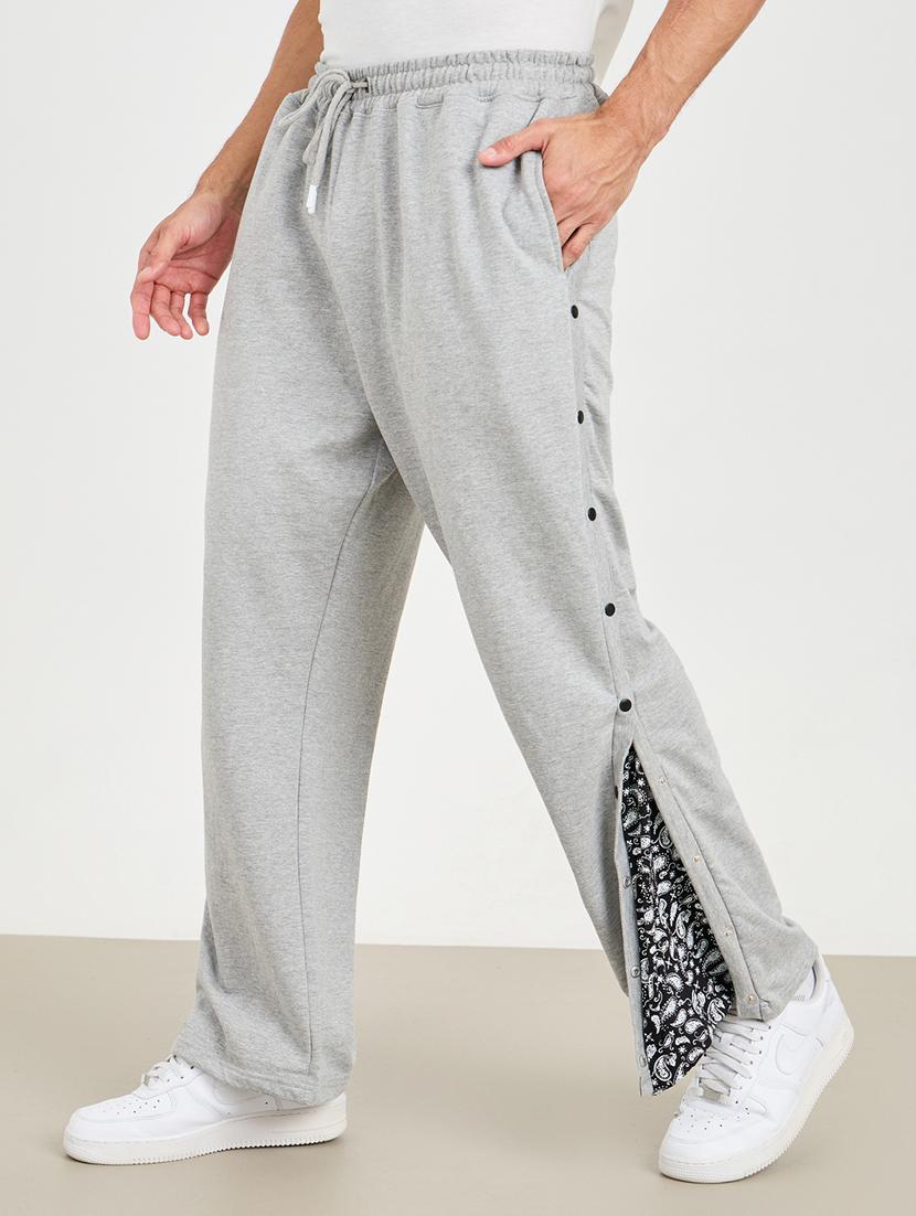 men placement print mid rise full length track pant