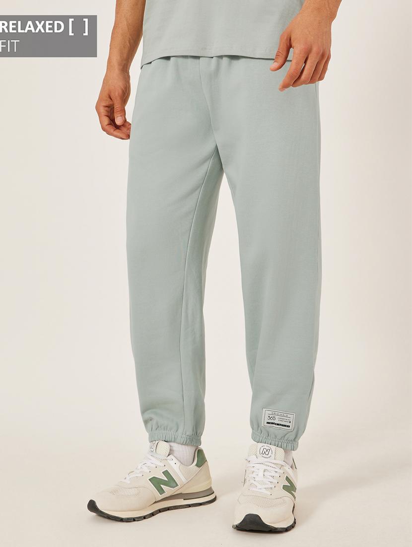 men solid mid rise relaxed fit jogger