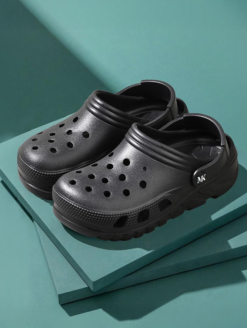 men black solid crocs - 21974856 - Zoom Image - 0