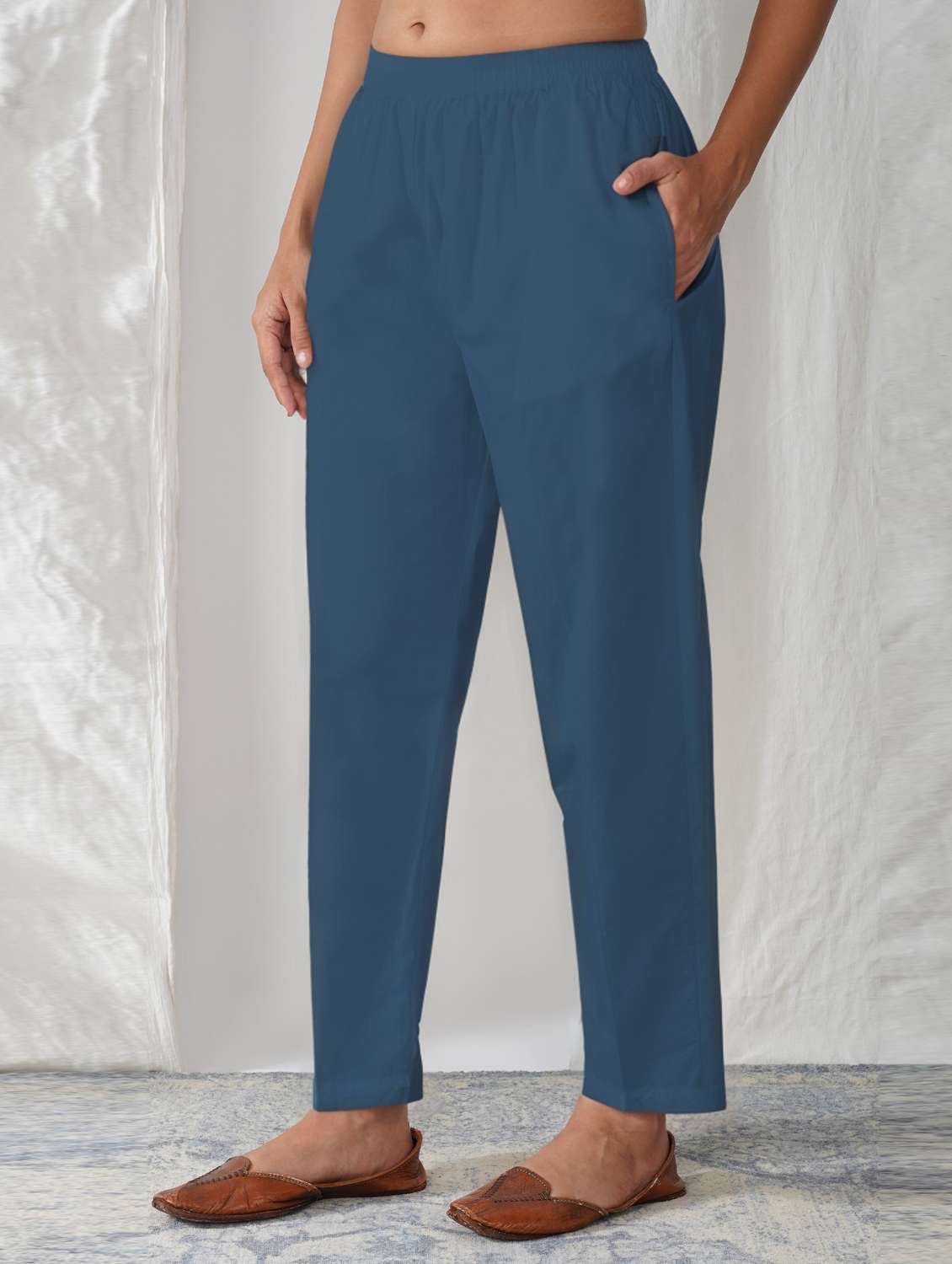 women solid mid rise ankle length tapered pant