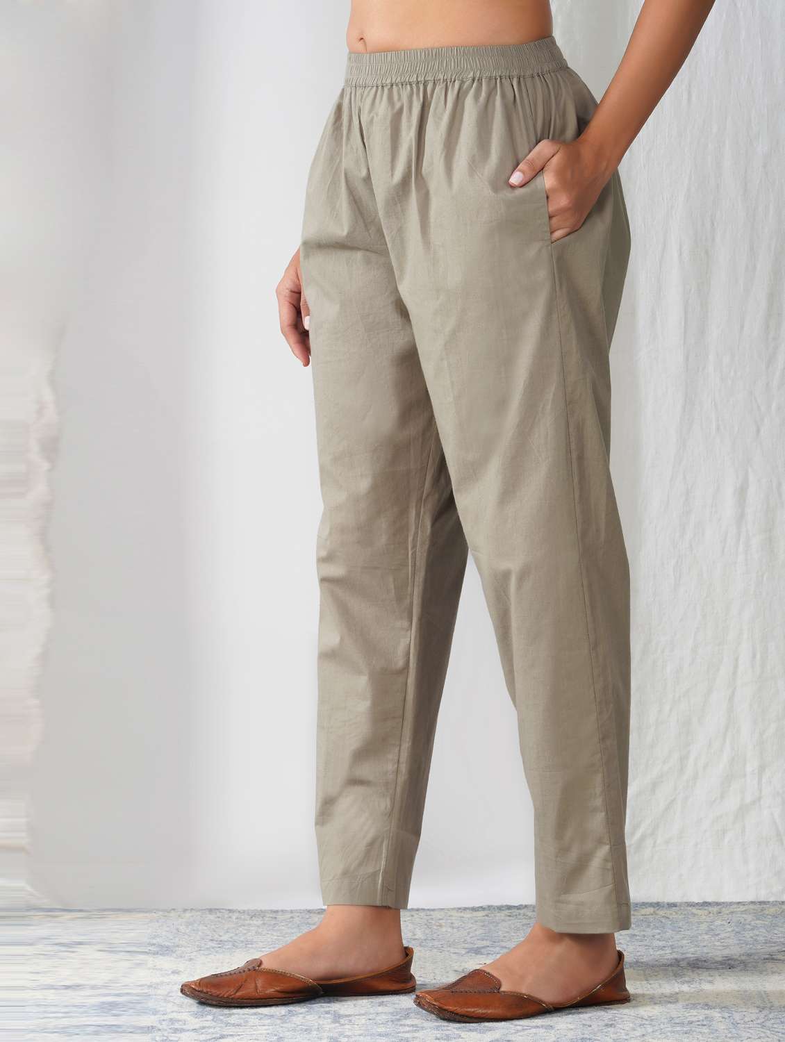 women solid mid rise ankle length tapered pant