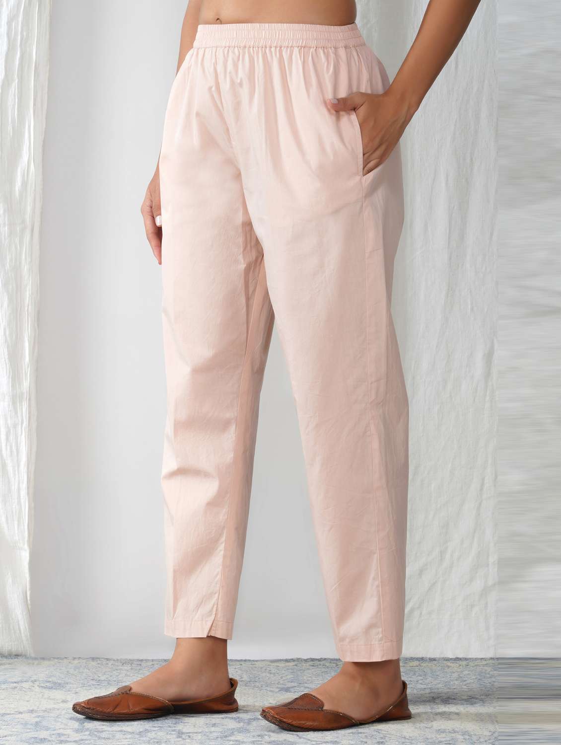 women solid mid rise ankle length tapered pant