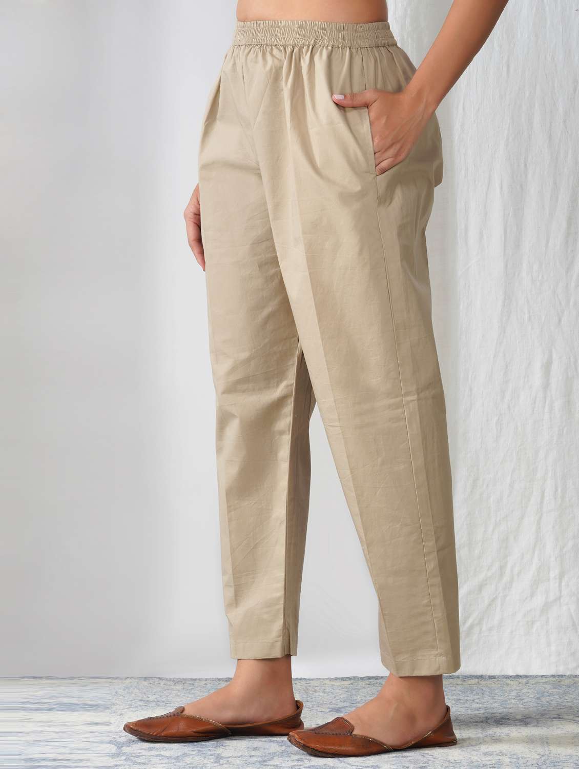 women solid mid rise ankle length tapered pant