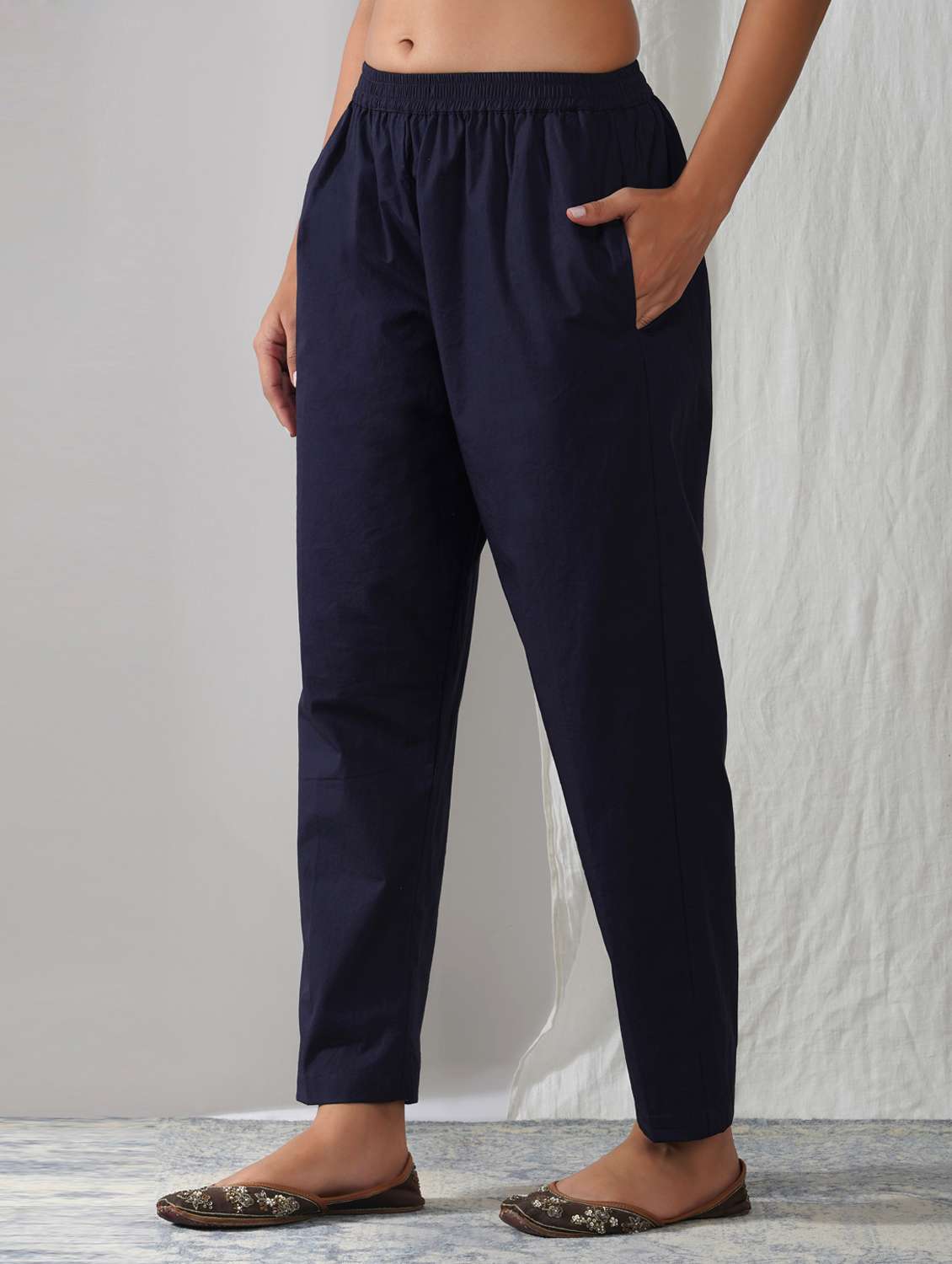 women solid mid rise ankle length tapered pant