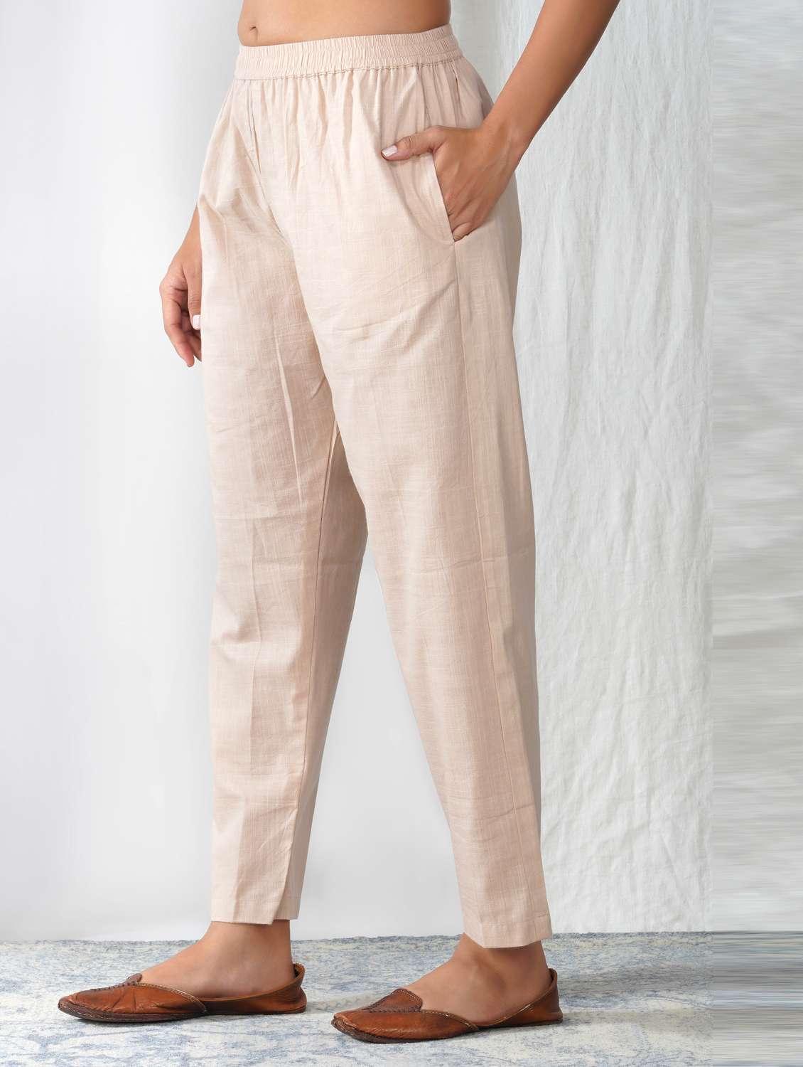 women solid mid rise ankle length tapered pant