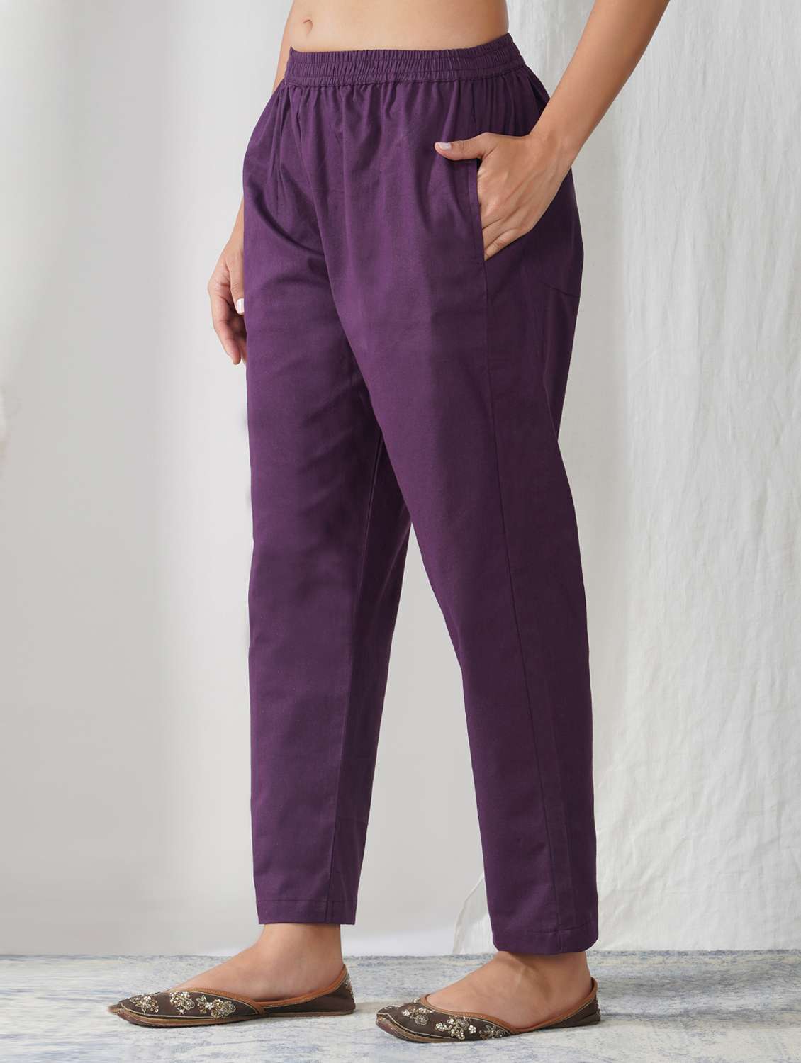 women solid mid rise ankle length tapered pant