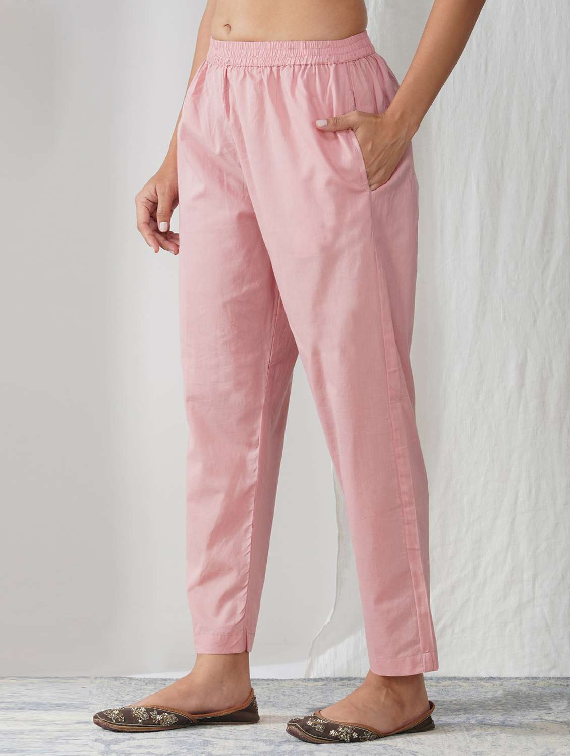 women solid mid rise ankle length tapered pant