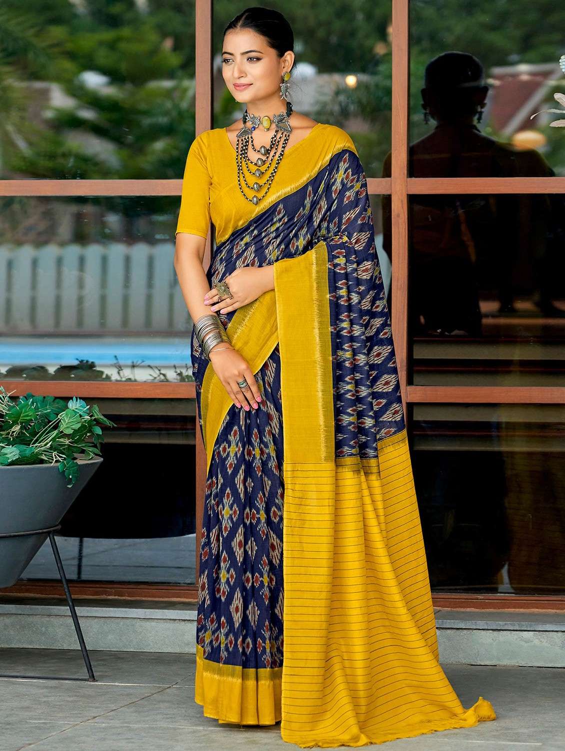 women printed casual wear saree with blouse - 21976149 - Zoom Image - 0