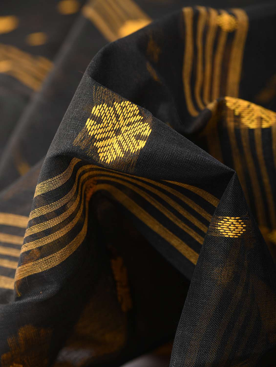 women self design handloom saree - 21977356 -  Standard Image - 3