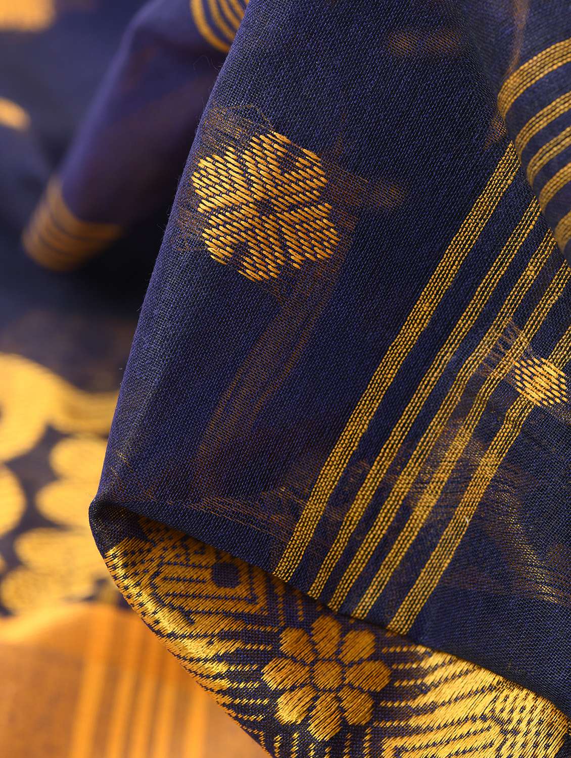 women self design handloom saree - 21977357 -  Standard Image - 3