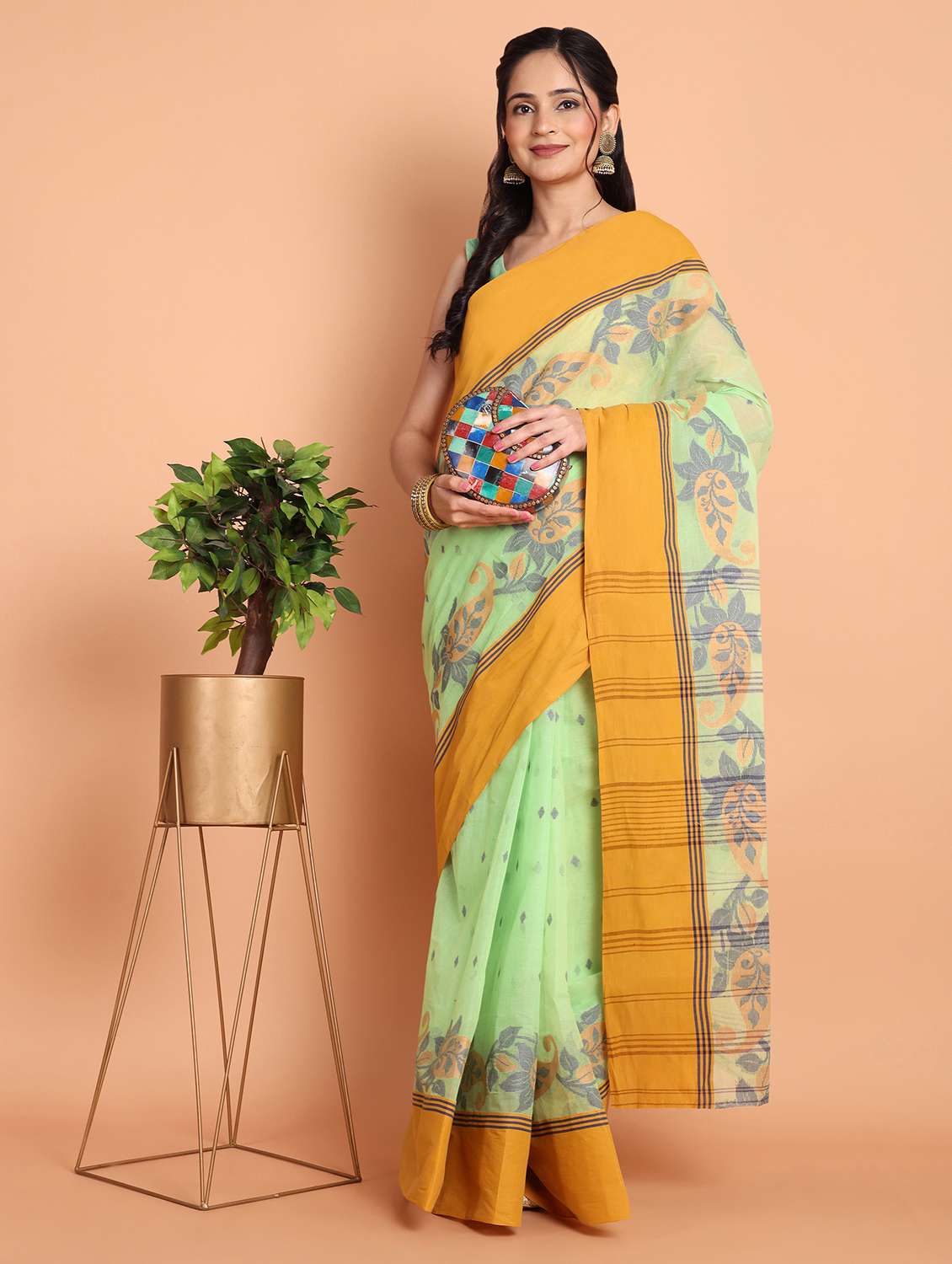women self design handloom saree - 21977433 - Zoom Image - 0