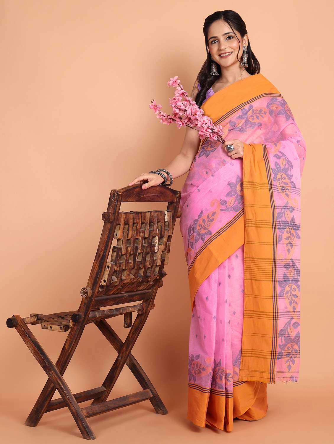 women self design handloom saree