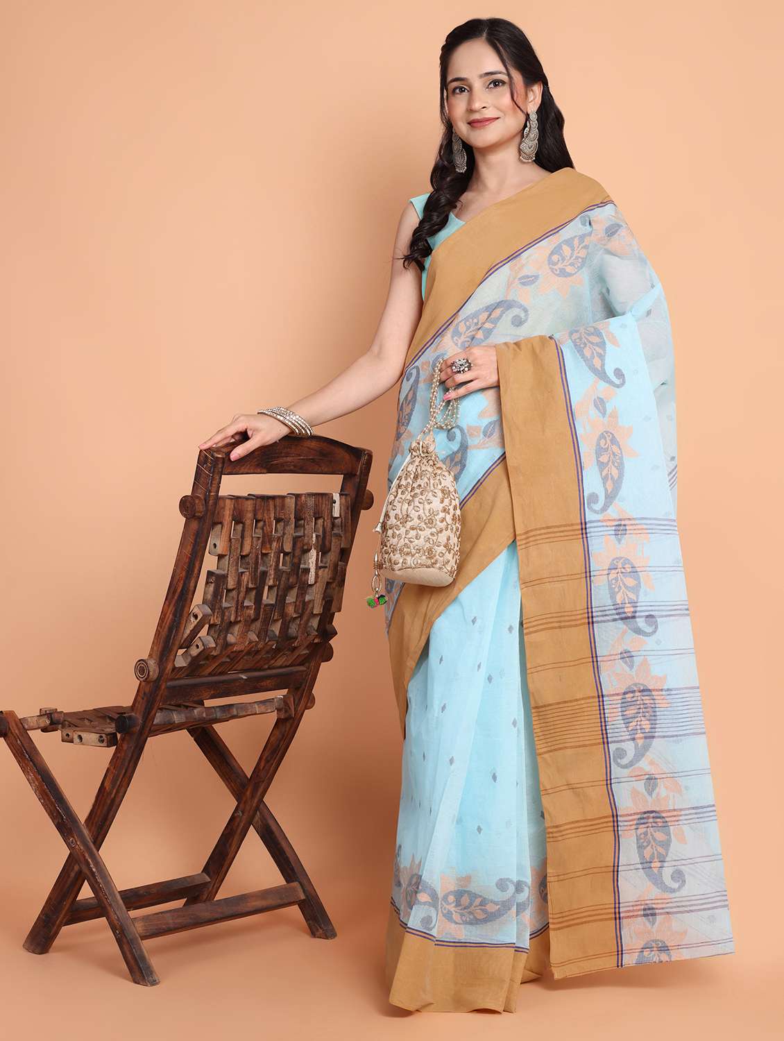 women self design handloom saree - 21977435 - Zoom Image - 0