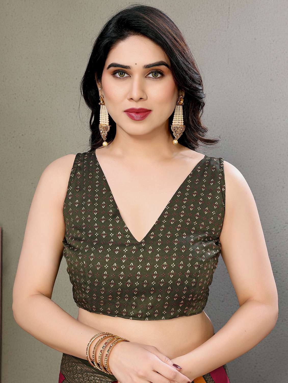 women olive printed saree with blouse - 21977881 - Standard Image - 5