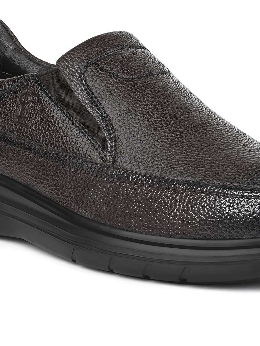 men solid slip on formal shoes - 21979016 - Standard Image - 3