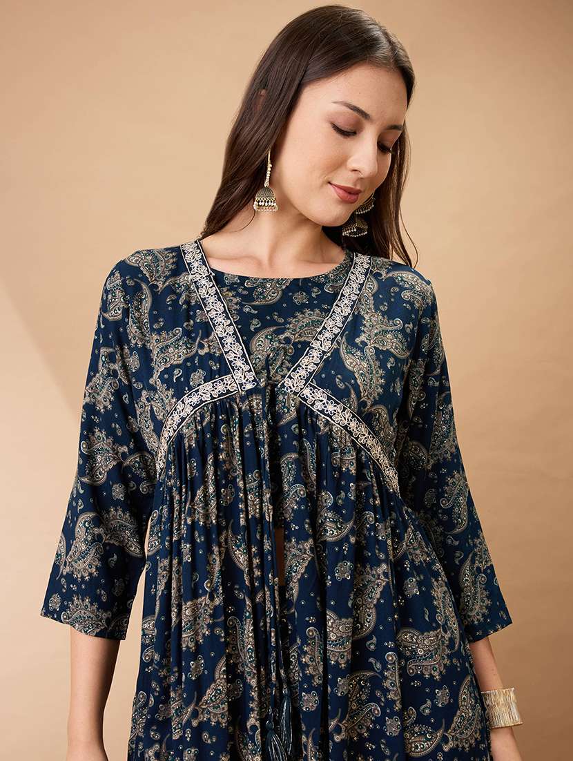 women blue paisley printed crop top with straight pant & v-neck flared shrug co-ords set - 21980215 -  Standard Image - 3