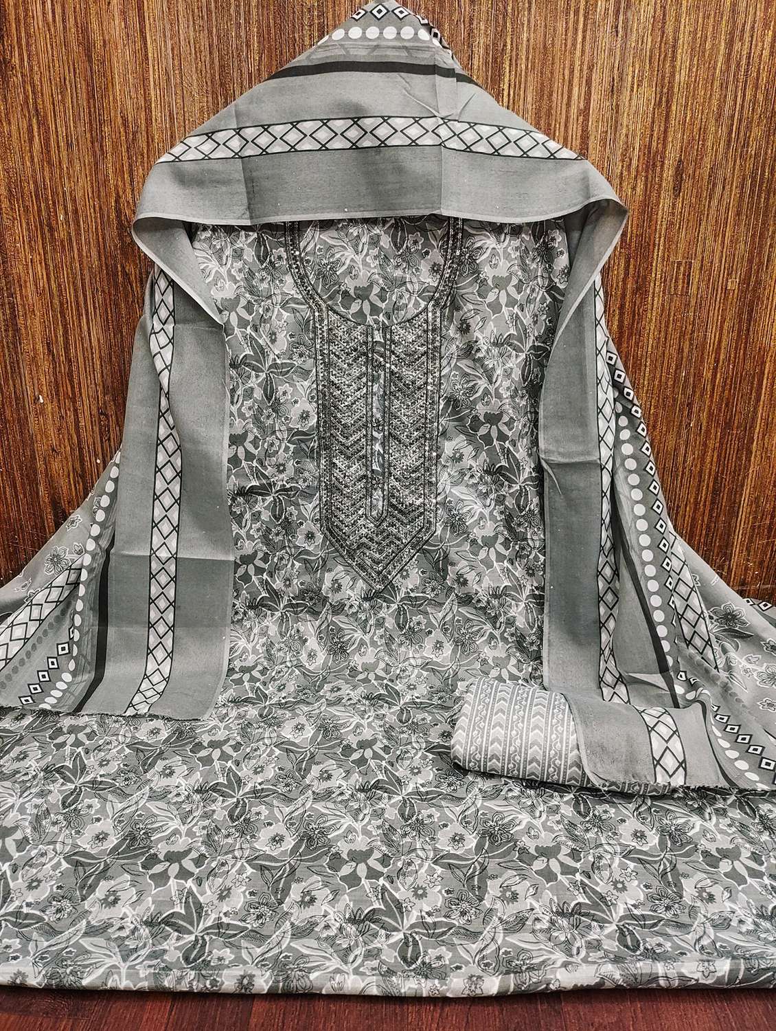 women printed with embroidery work unstitched suit set - 21981306 -  Standard Image - 3