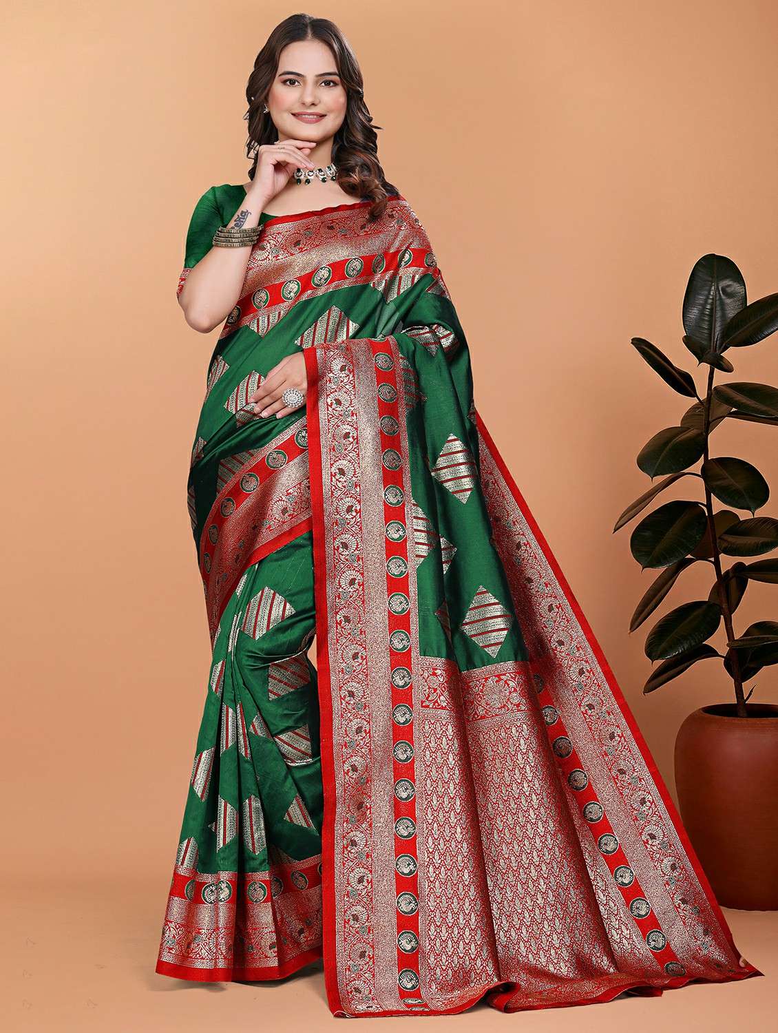 women self design bordered saree with blouse - 21981341 - Zoom Image - 0