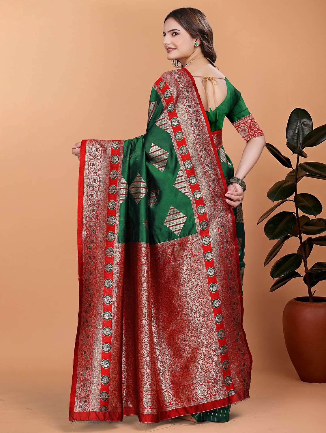 women self design bordered saree with blouse - 21981341 - Standard Image - 3
