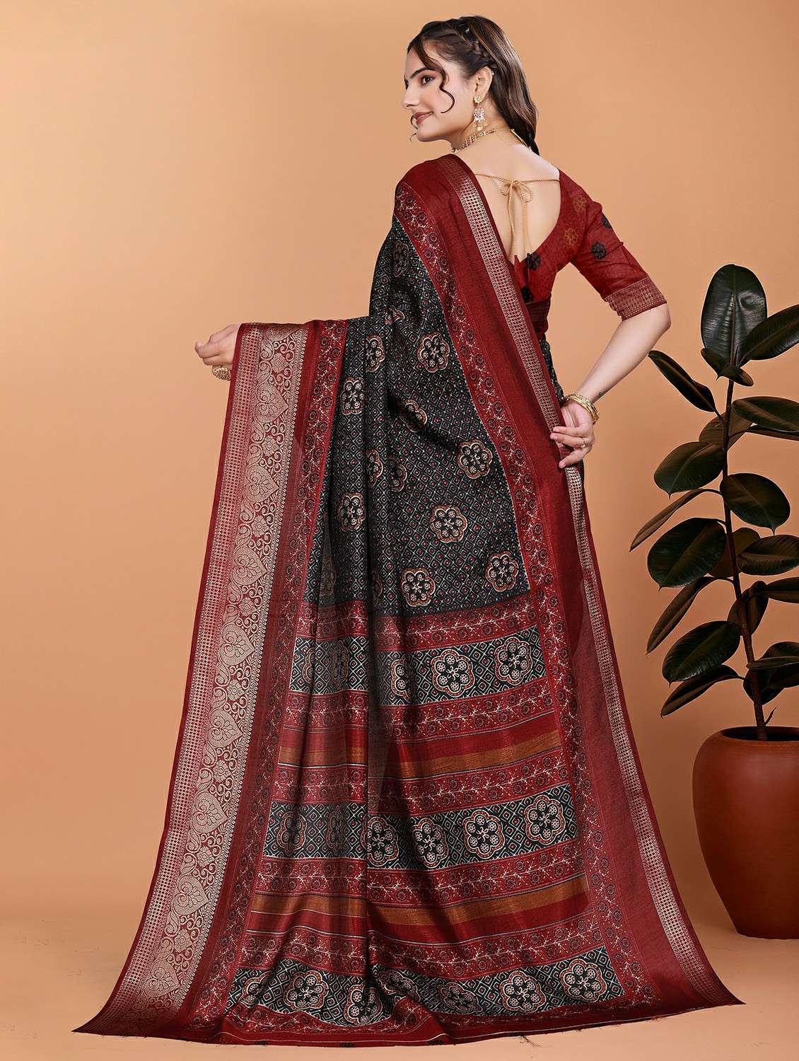 women printed bordered saree with blouse - 21981392 -  Standard Image - 3