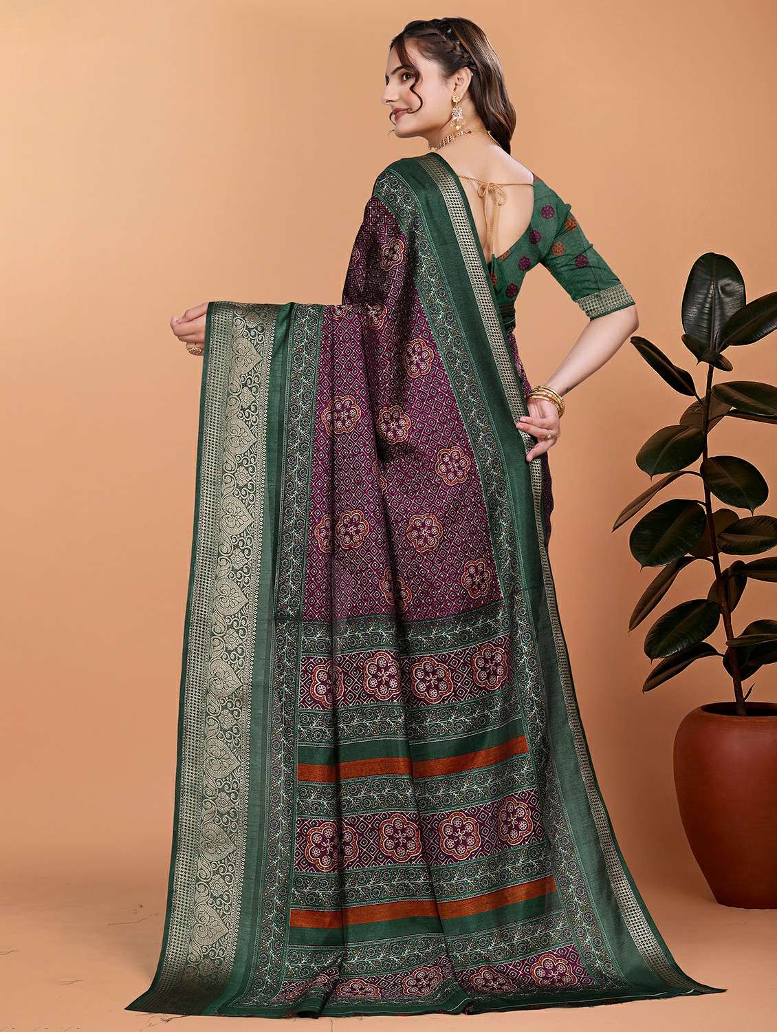 women printed bordered saree with blouse - 21981397 - Standard Image - 3