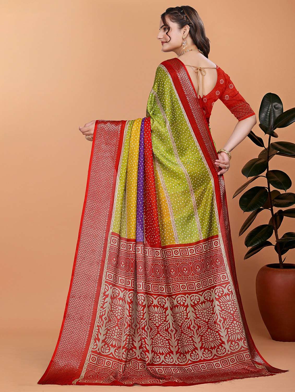 women printed bordered saree with blouse - 21981410 - Standard Image - 3