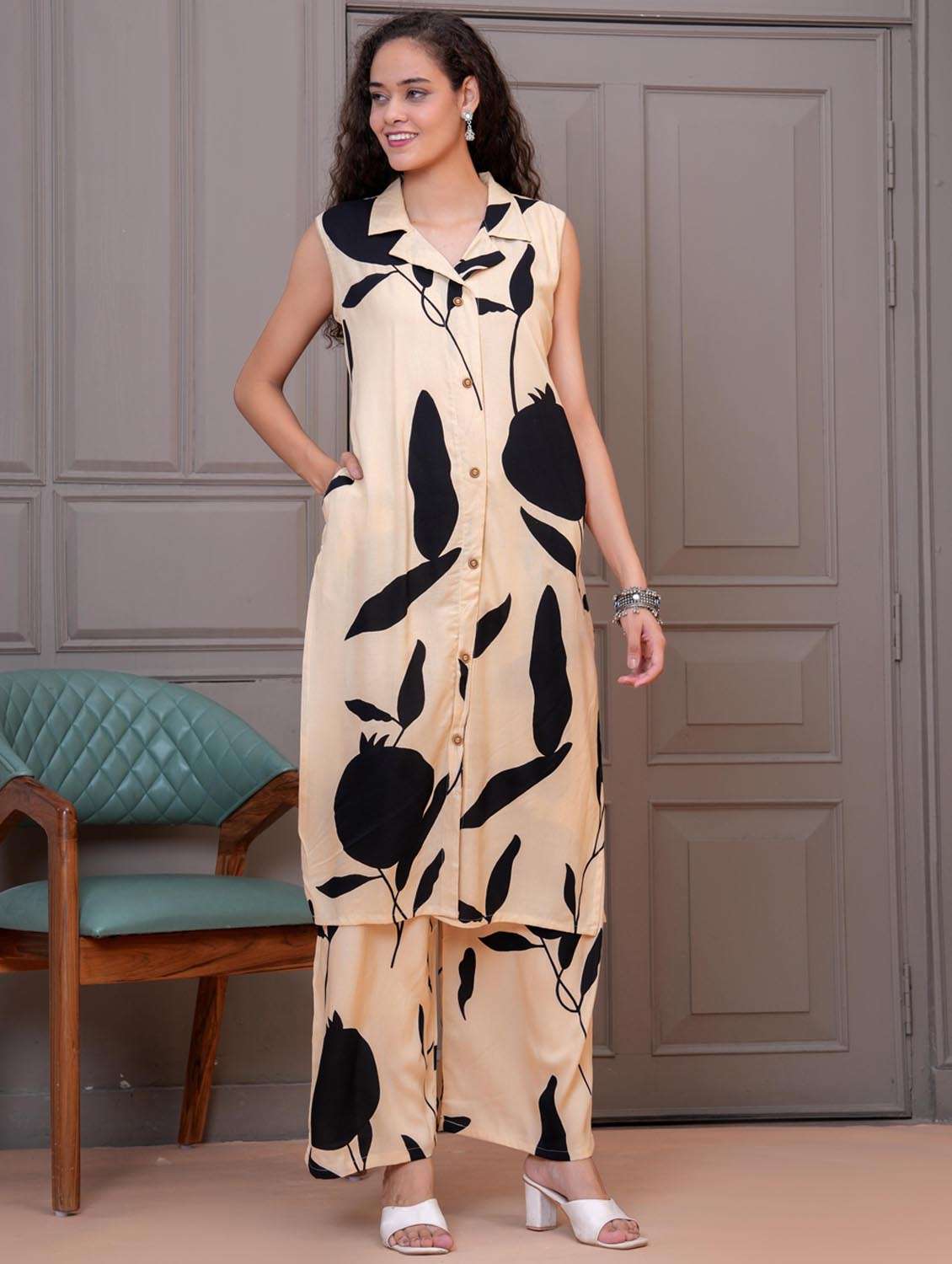 women printed sleeveless kurta and palazzo set - 21981588 - Standard Image - 3