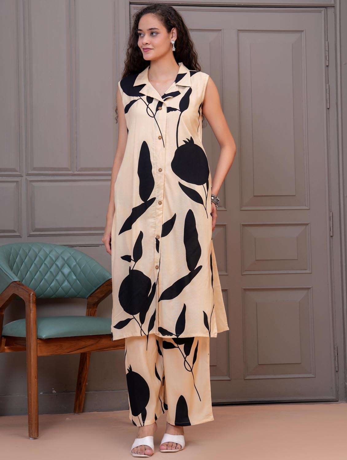 women printed sleeveless kurta and palazzo set - 21981588 - Standard Image - 5