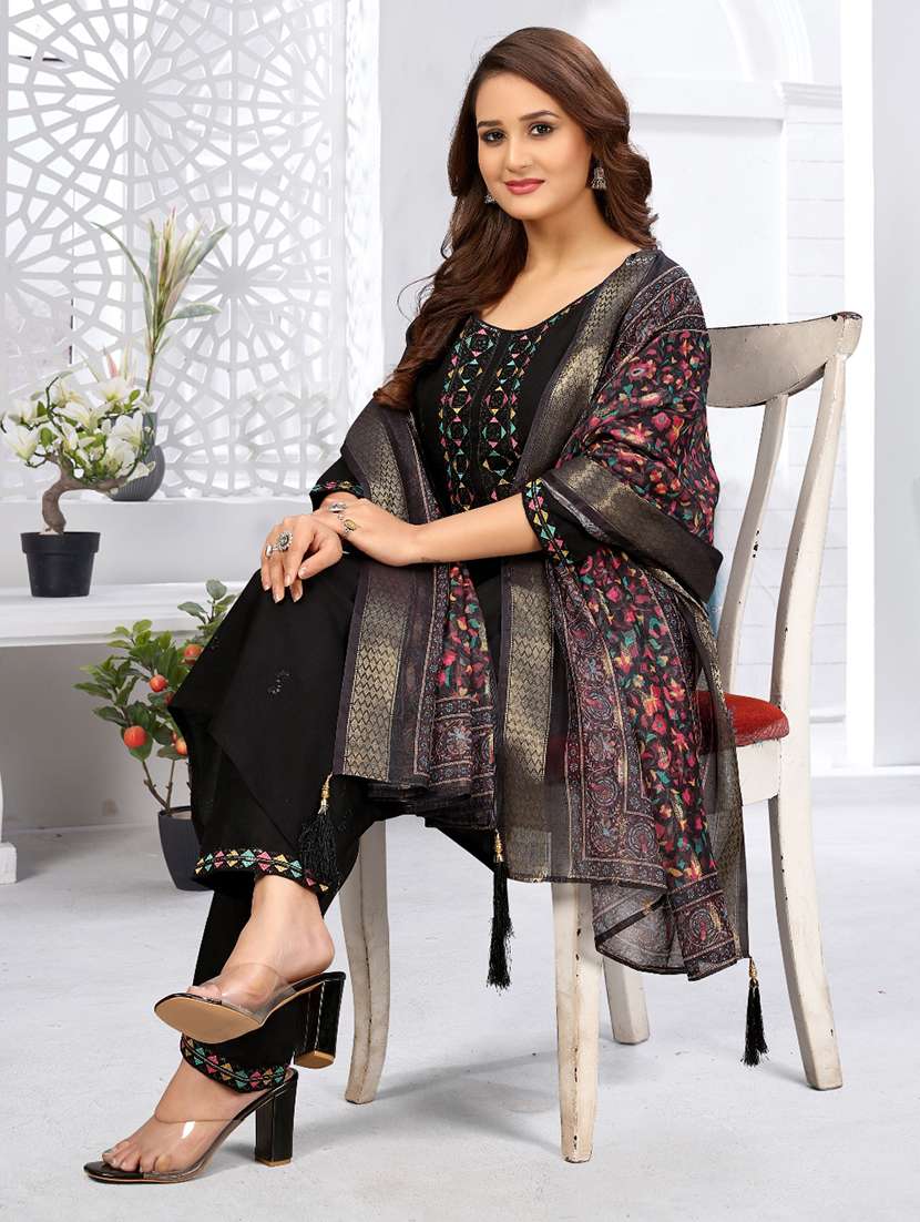 women three quarter sleeve kurta pant with dupatta set - 21981851 - Zoom Image - 0