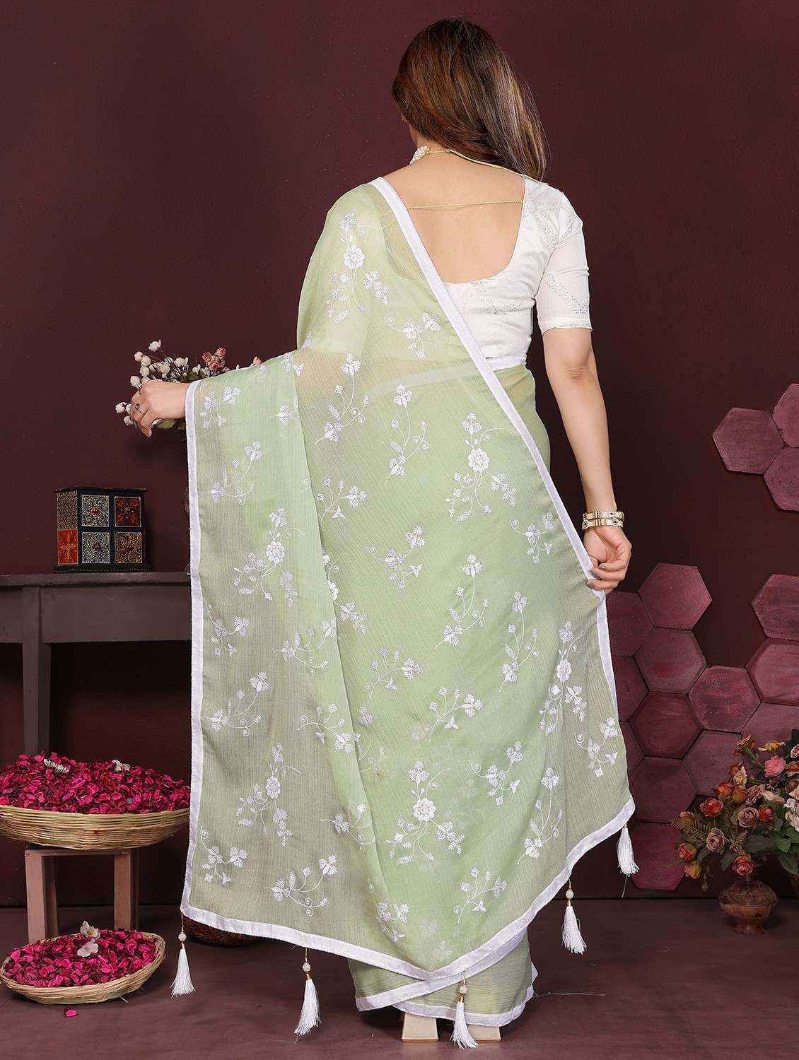 women neo mint embroidered saree with blouse - 21981933 - Standard Image - 3