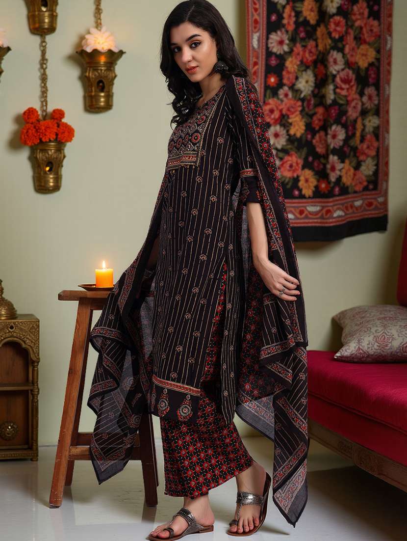 women three quarter sleeve kurta palazzo with dupatta set - 21982289 - Zoom Image - 0