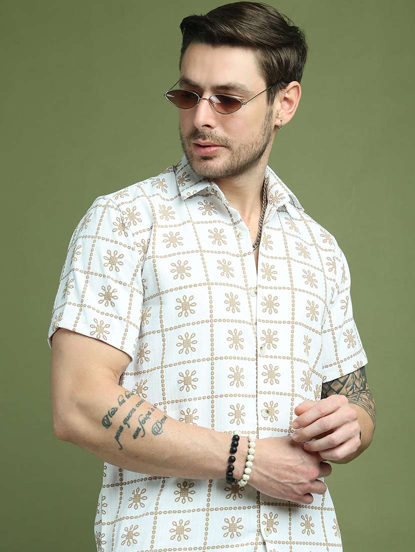 men embroidered collared short sleeve shirt