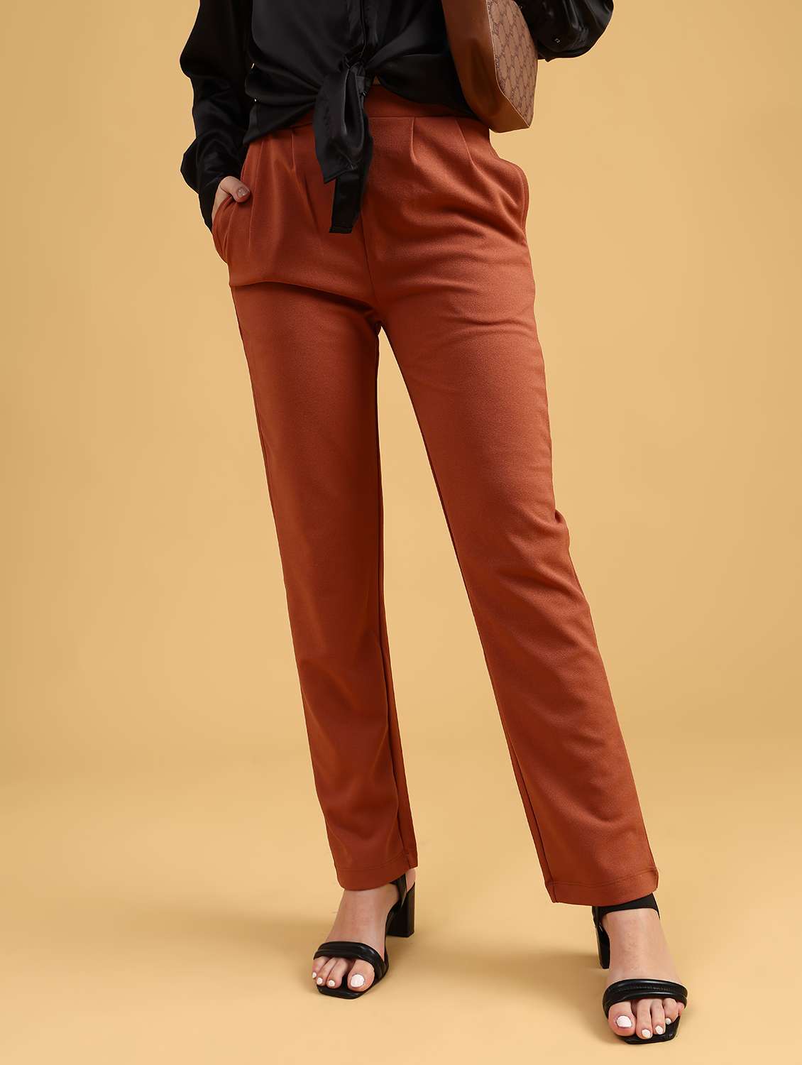 women solid mid rise straight trouser