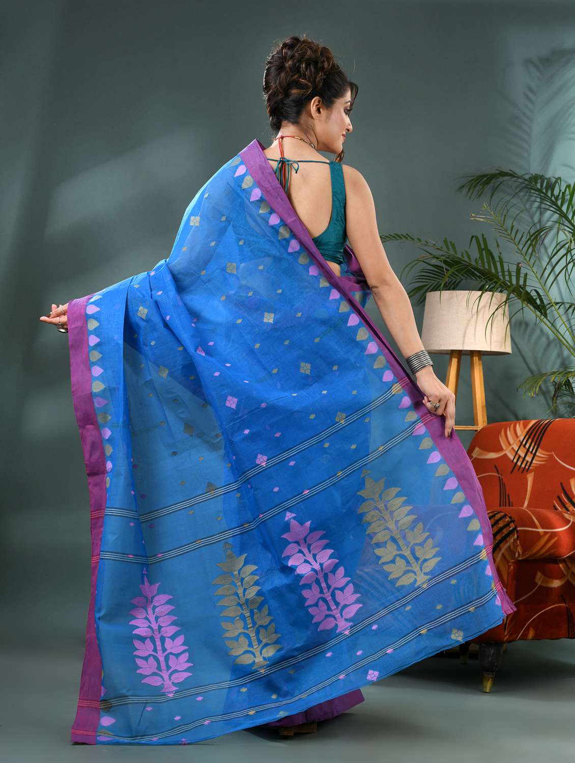 women self design handloom saree - 21986582 - Standard Image - 3