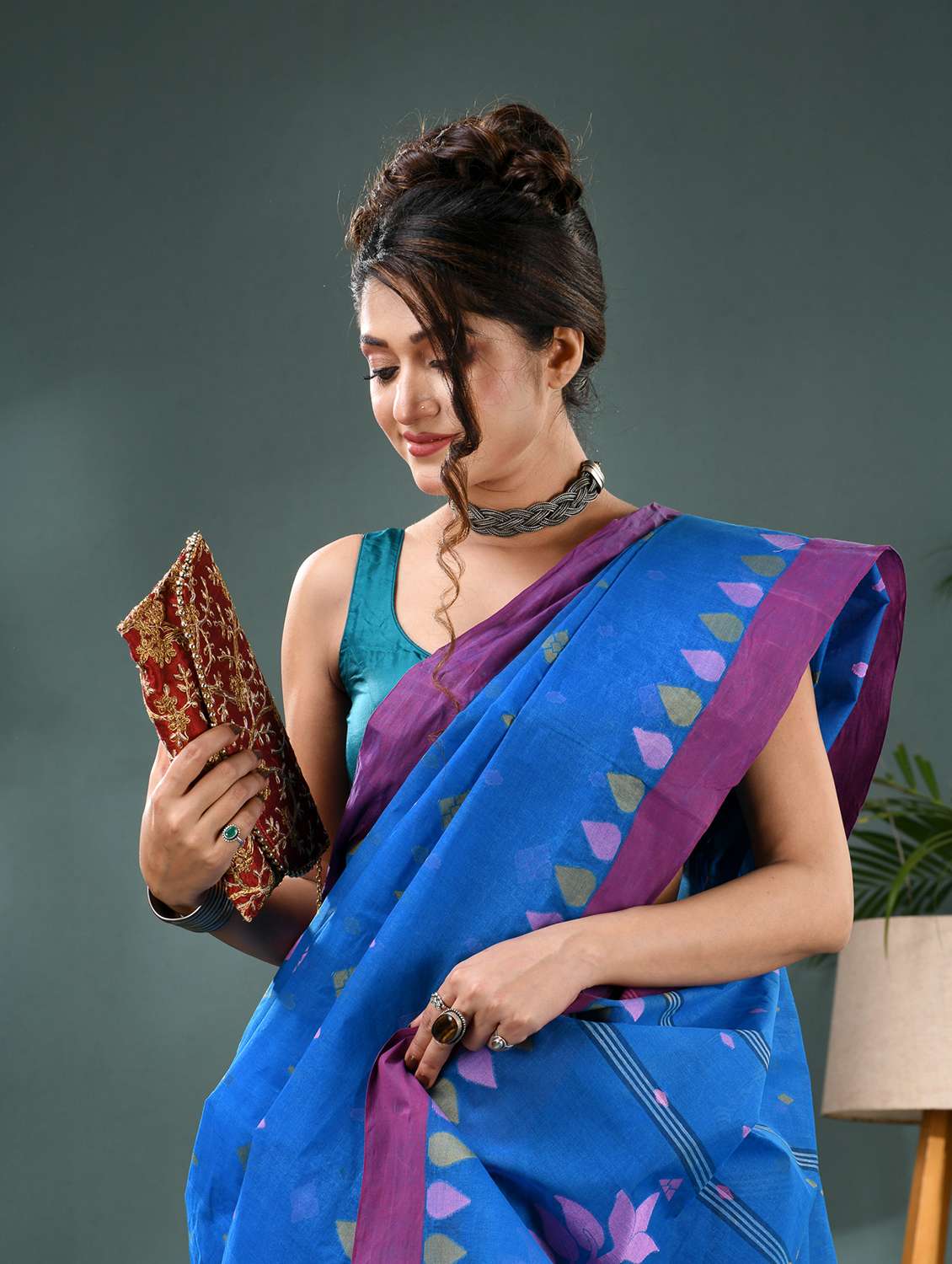 women self design handloom saree - 21986582 - Standard Image - 5