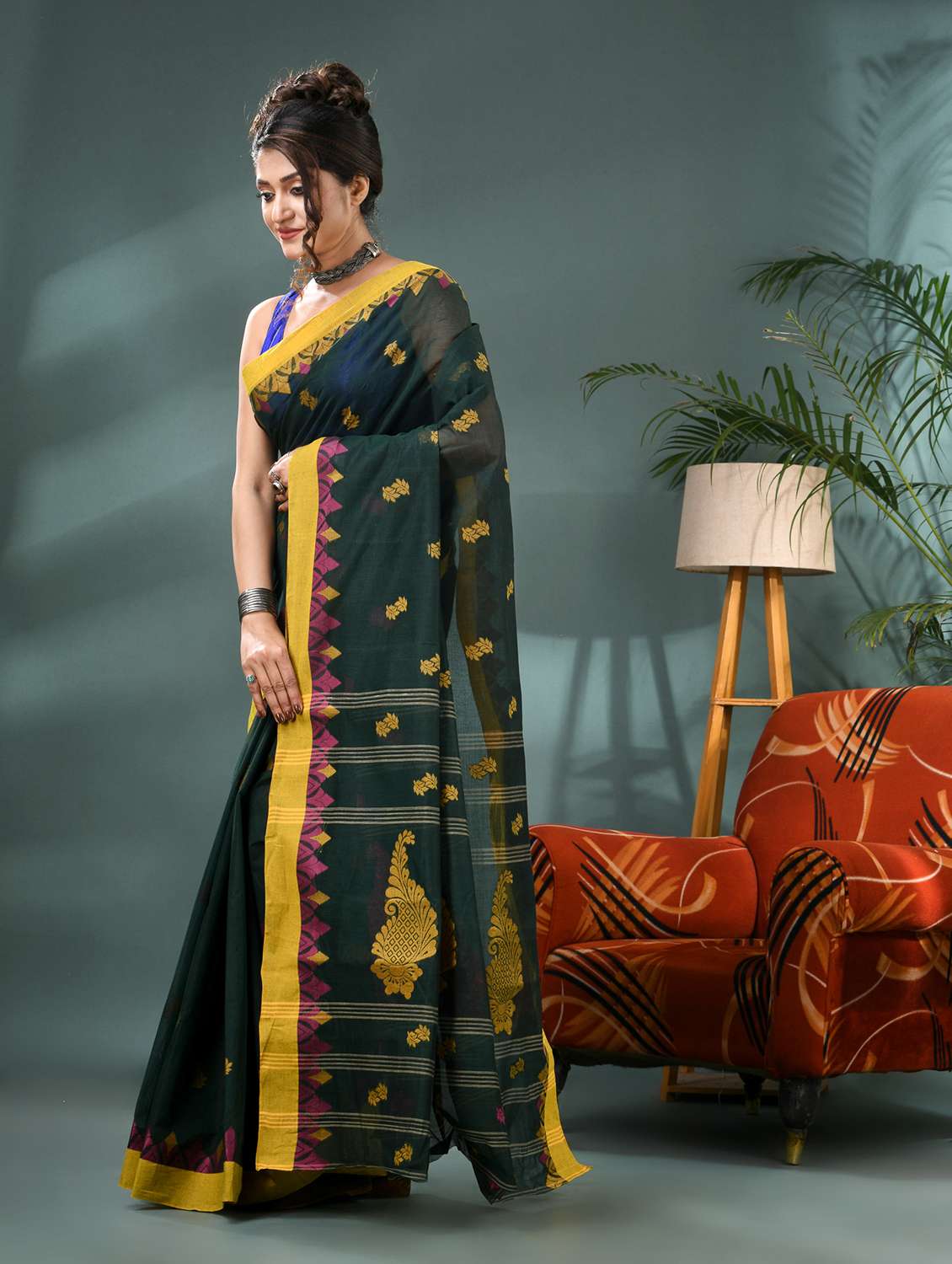 women self design handloom saree - 21986585 - Standard Image - 3