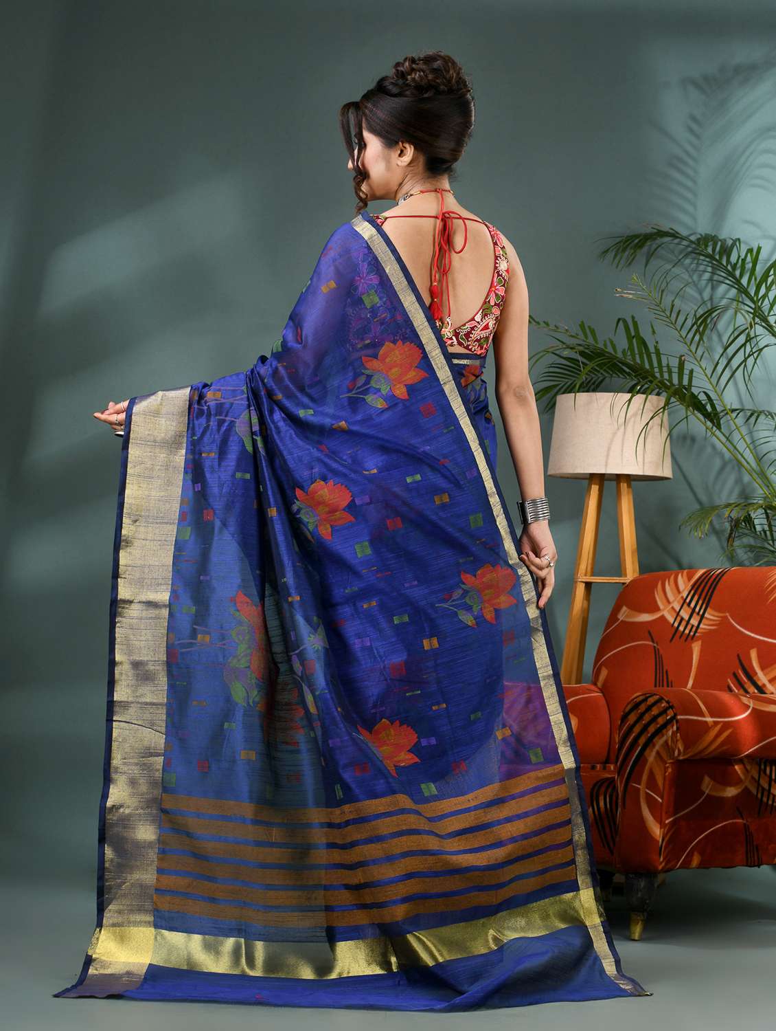 women self design handloom saree with blouse - 21986587 -  Standard Image - 3