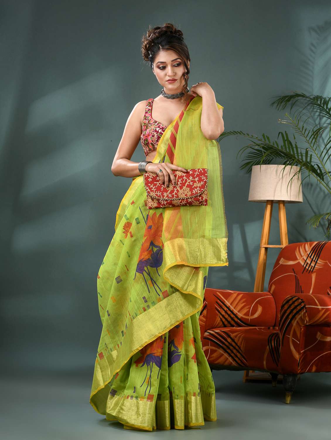 women self design handloom saree with blouse
