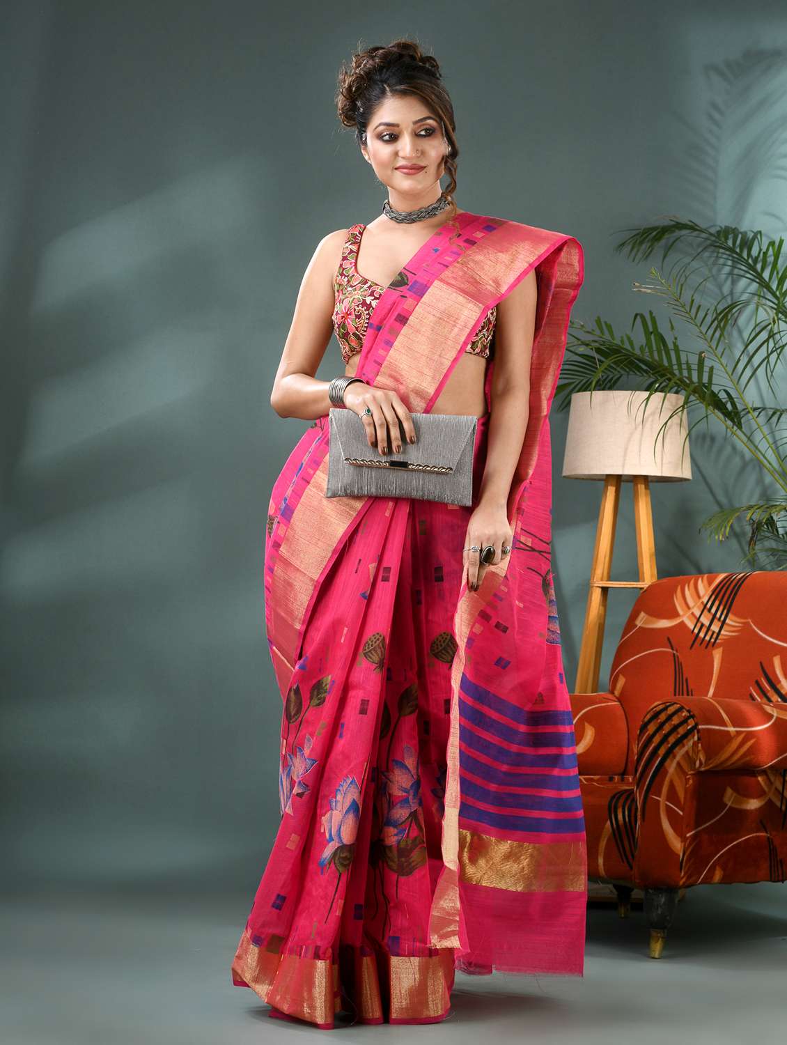women self design handloom saree with blouse