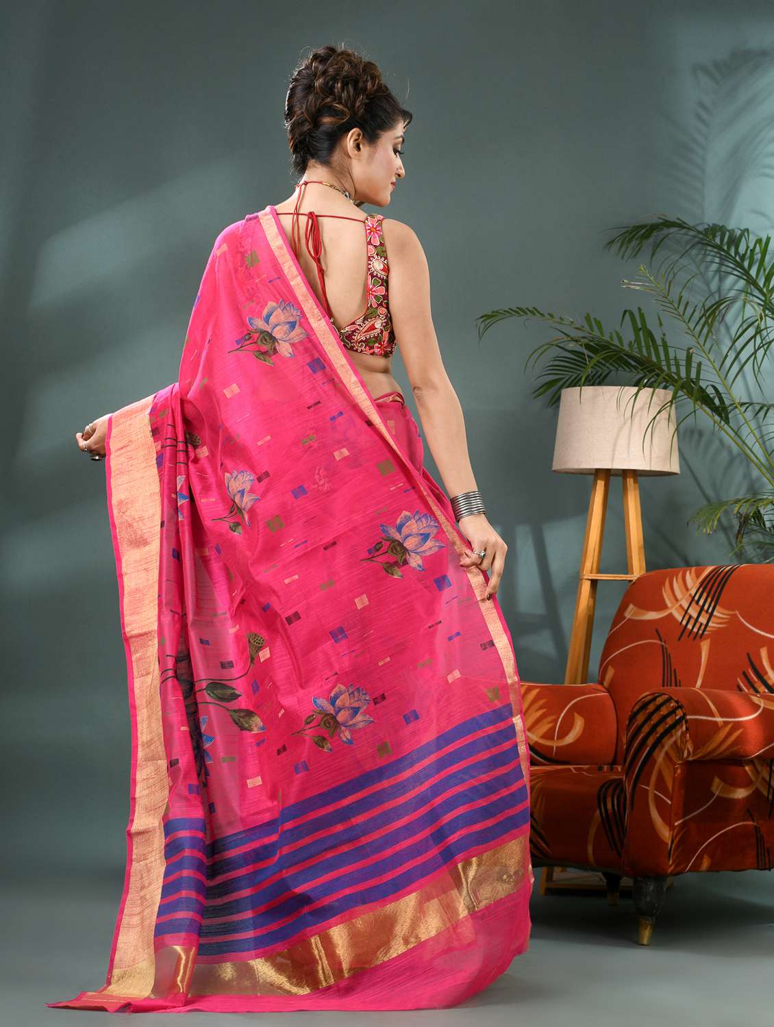 women self design handloom saree with blouse - 21986589 -  Standard Image - 3