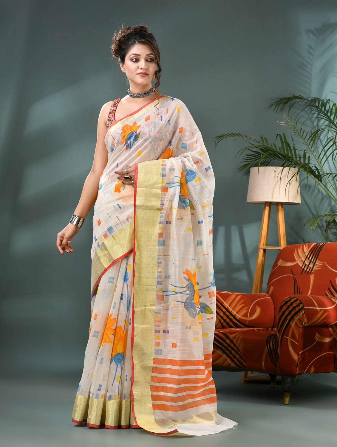 women self design handloom saree with blouse