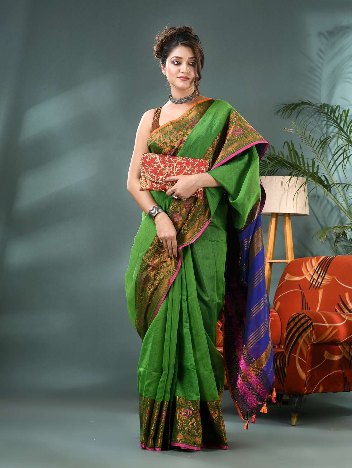 women solid with bordered saree with blouse - 21986612 -  Standard Image - 3