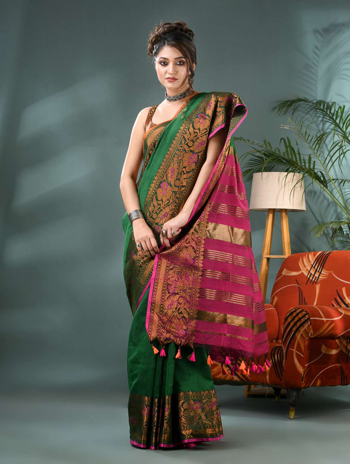women solid with bordered saree with blouse - 21986613 -  Standard Image - 3