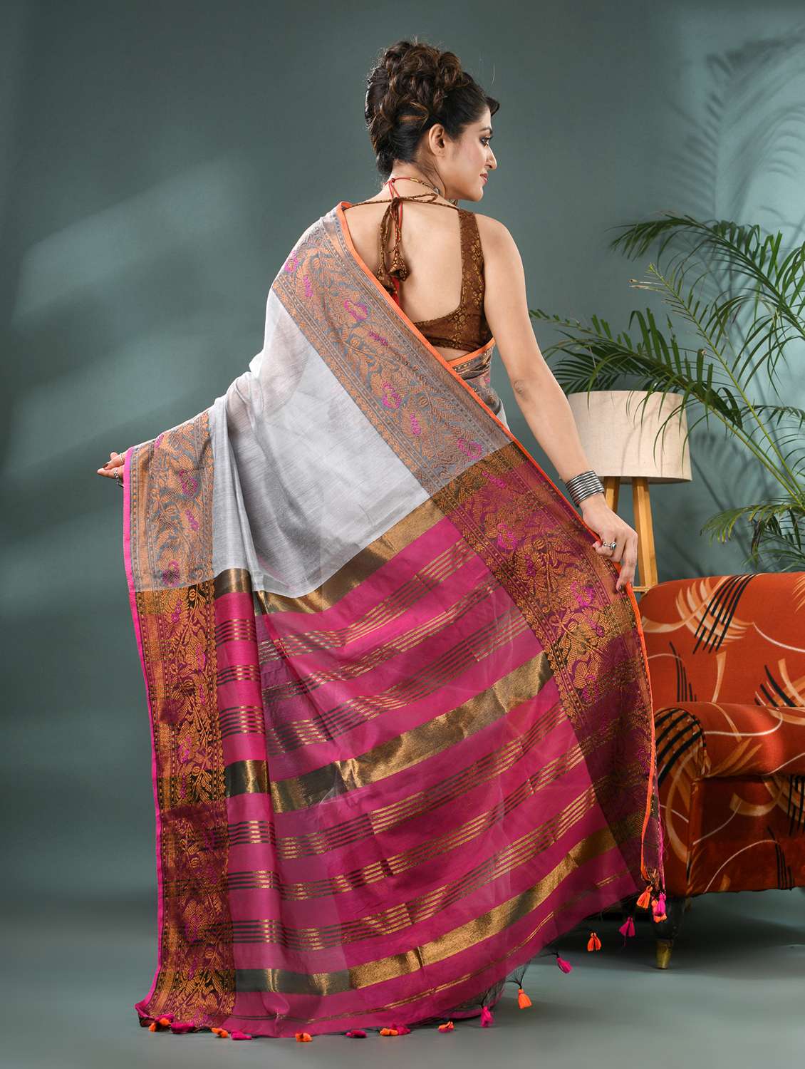 women solid with bordered saree with blouse - 21986614 -  Standard Image - 3