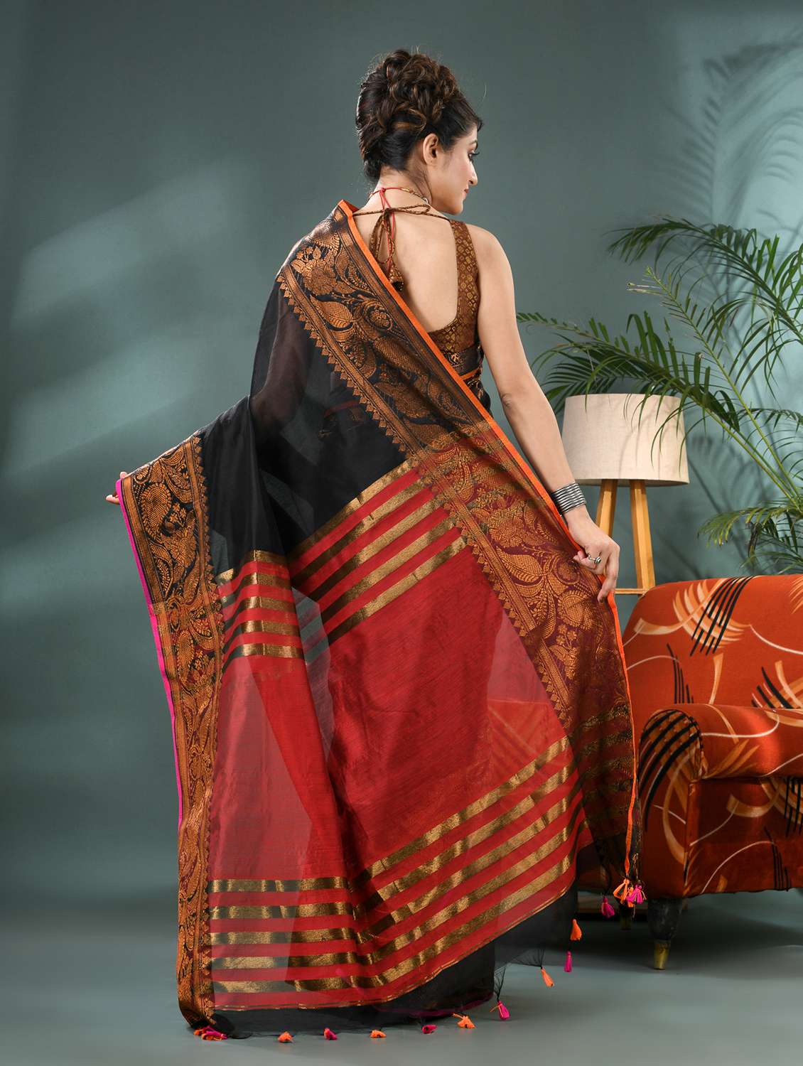 women solid with bordered saree with blouse - 21986615 -  Standard Image - 3