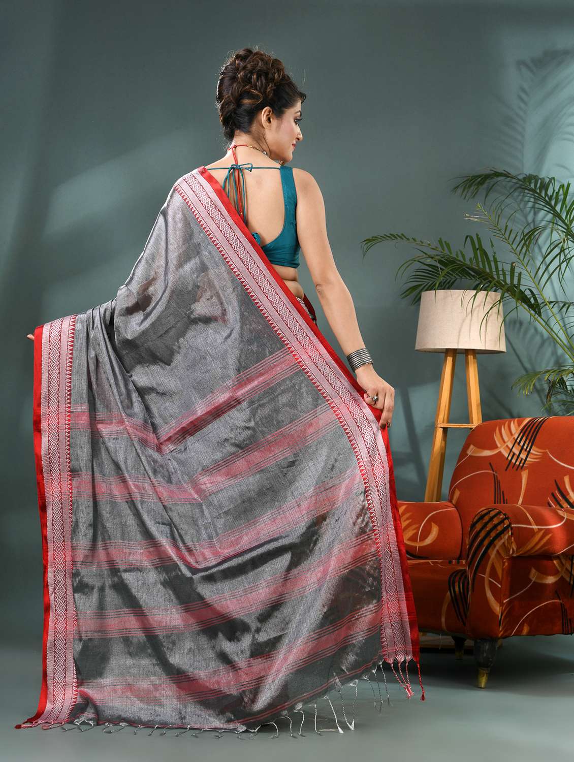 women solid with bordered handloom saree with blouse - 21986617 -  Standard Image - 3