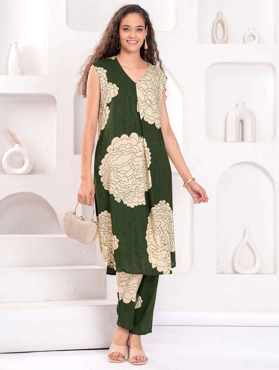 women bandhani print sleeveless kurta and pant set
